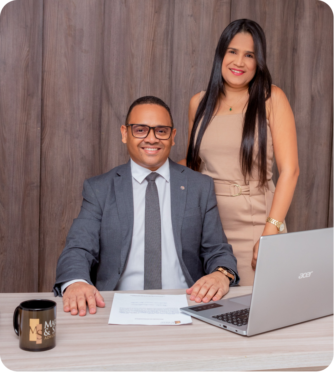 Retrato dos advogados fundadores Fernando Artur Martins Santos e Thaylita Araújo Santos da Silva, especialistas em direito previdenciário e imobiliário